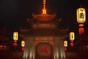 《慢车南站》封面：绿皮车厢内靠窗的座位与窗外掠过的田野