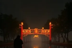 《旧钟表店》封面：柜台后整面墙的挂钟与放大镜